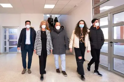 Pol&iacute;ticos, direcci&oacute;n del centro y alumnos durante la visita.