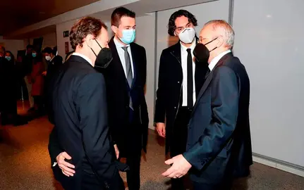 El alcalde de Astillero y el alcalde ped&aacute;neo de Guarnizo junto al presidente del Real Madrid, Florentino P&eacute;rez, y el director de Relaciones Institucionales, Emilio Butrague&ntilde;o.