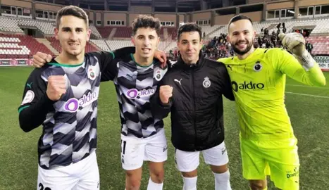 Los jugadores del Racing disfrutan del triunfo tras el encuentro en Las Gaunas.