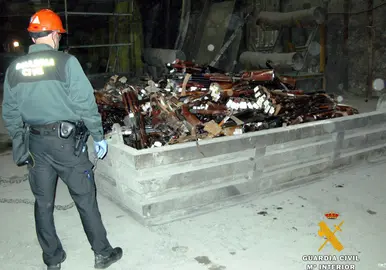 Destrucción de las armas por la Guardia Civil.