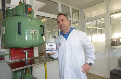 El director de la conservera, Sergio López, muestra una pandereta de anchoas del Cantábrico. R.A