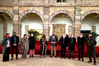 Presentación de la exposición en el patio del Parlamento de Cantabria con la presencia de varios artistas.