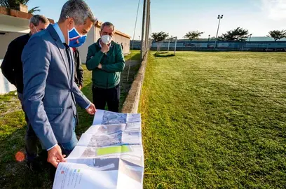 El consejero de Deportes, Pablo Zuloaga, visita el campo de f&uacute;tbol de San Mart&iacute;n, en Suances.