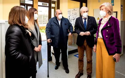 Un momento de la visita de la consejera de Educación, Marina Lombó, al colegio San Pedro Apóstol.