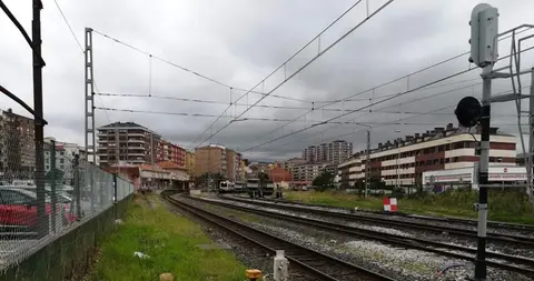 Vías del tren cerca de la estación de Torrelavega. R.A.