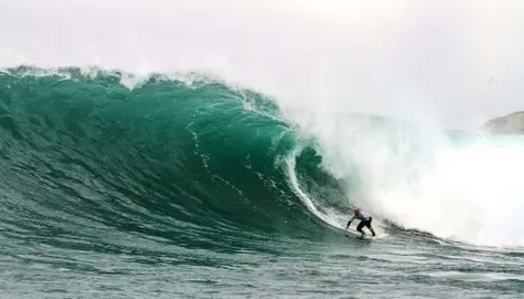 El surfista Pablo Gutiérrez en Santa Marina.