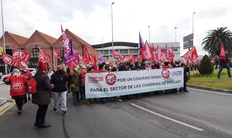 La manifestación partió de la rotonda del Pescador, en Santoña. R.A.