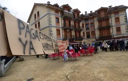 La Plaza de la Chiquita apareció con carteles. R.A.