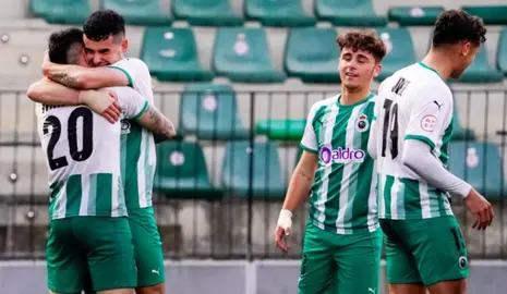 Los jugadores del Rayo Cantabria celebran el gol.