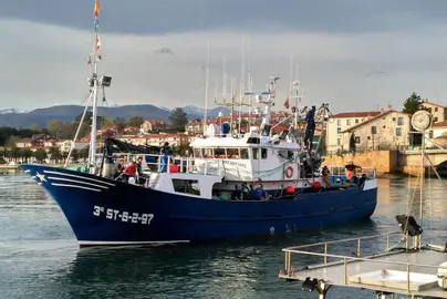 Embarcación pesquera en el puerto de San Vicente de la Barquera.