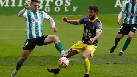 Encuentro entre el Racing de Santander y el Badajoz.