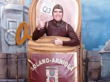 El murguista Vicente caballero disfrazado de octavillo de anchoas.