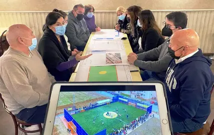 Un momento de la presentaci&oacute;n del campo de hierba artificial en el barrio Pesquero.