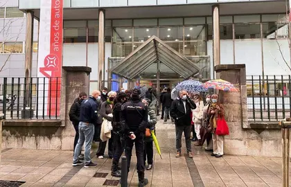 Un momento de la concentración en la sede del Gobierno regional.