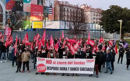 Comité de empresa búnker Santander concentrados frente al Centro Botín.