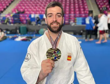 El judoka santo&ntilde;&eacute;s, Alfonso Urquiza, con el metal de oro.