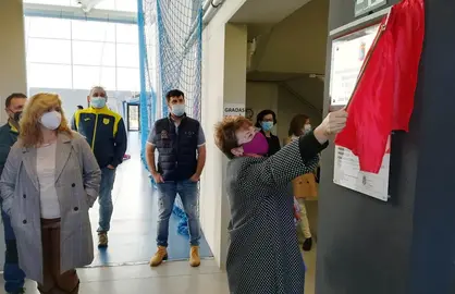 La regidora municipal de Guriezo, maría Rivero, descubrió la placa del polideportivo. R.A.