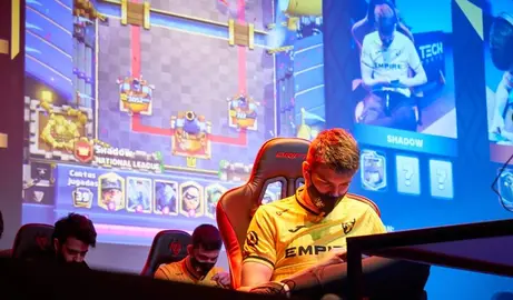 Participantes en la competici&oacute;n de videojuegos en Pi&eacute;lagos.