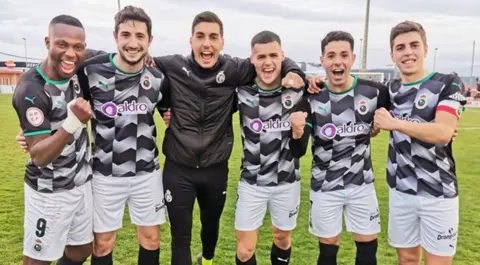 Los jugadores del Racing festejan el triunfo contra el Calahorra.