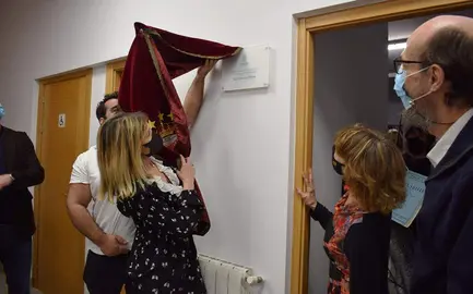 La alcaldesa, Verónica Samperio, descubre la placa conmemorativa.