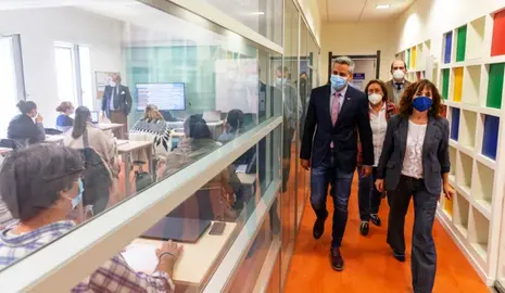 El vicepresidente regional, Pablo Zuloaga, visita las instalaciones de Isla Pedrosa.