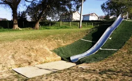 Tobogán del parque en Meruelo.