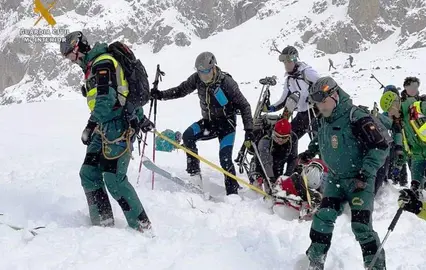 Los componentes del Greim evacuaron al esquiador.