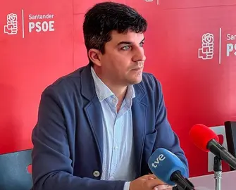El portavoz del PSOE en Santander, Daniel Fernández, denuncia las irregularidades.