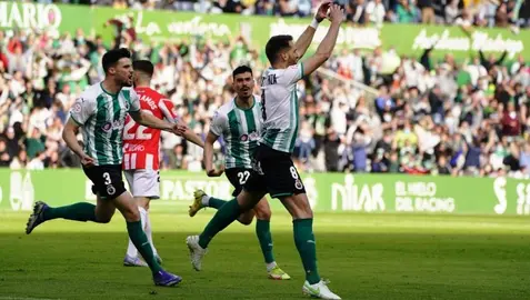 Los jugadores del Racing tras el gol marcado.