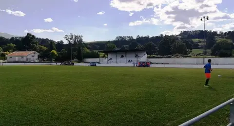 Campo de fútbol del Iguña de hierba natural. R.A.