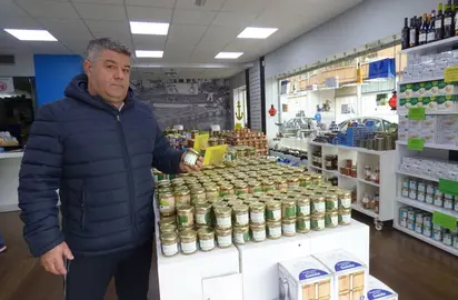 El gerente de Nuevo Libe, Ignacio Pacheco, en una de sus tiendas en Santoña. R.A.