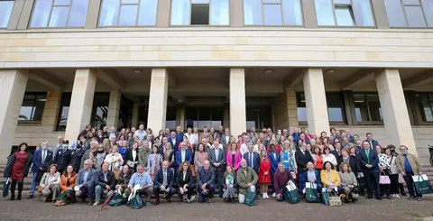 El presidente regional, Miguel &Aacute;ngel Revilla, junto a los docentes.