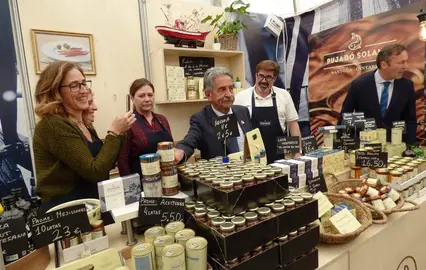 Revilla durante el recorrido por los diferentes expositores de la Feria de la Anchoa y la Conserva de Cantabria en Santoña. R.A