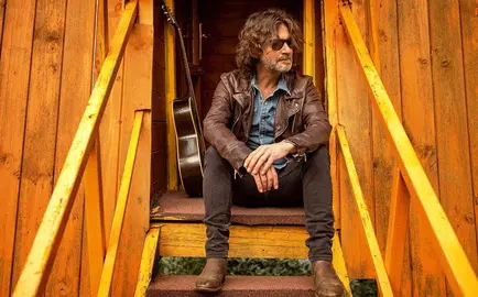 El músico Quique González ofrecerá un recital en el Palacio de Festivales.