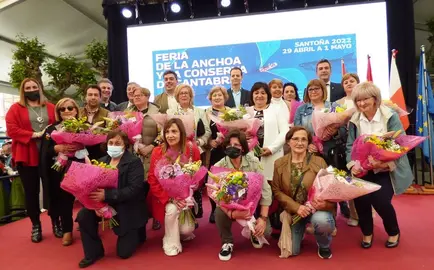 El Ayuntamiento homenajeó a 13 trabajadoras de las conserveras jubiladas. R.A.