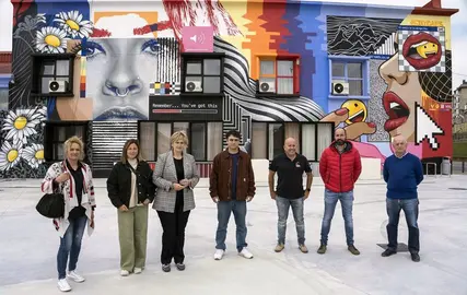 Las autoridades pol&iacute;ticas y el artista en el mural de La Vidriera, en Camargo.