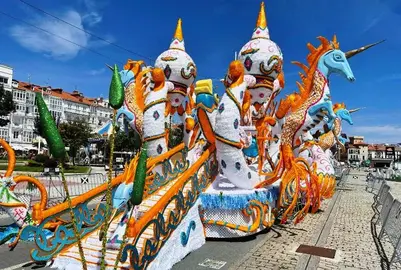 Carroza participante en el Coso Blanco de Castro Urdiales.