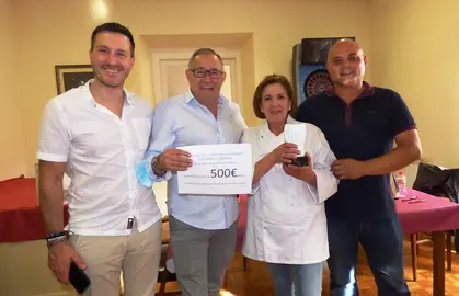El Bar Zatón en el momento de recibir el premio por Eduardo Sanfilippo y Jorge González. R.A.