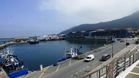 Vista del puerto pesquero y la Cofradía de Pescadores de Santoña. R.A.