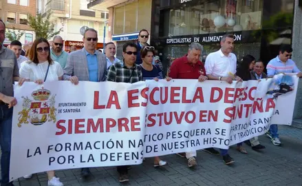 Los miembros de la Corporación encabezaron la manifestación. Nyka Goicoechea