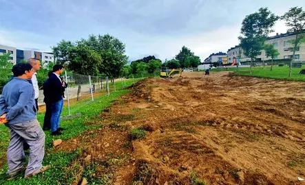 Las autoridades políticas visitan las obras del pump track en Sierrapando.