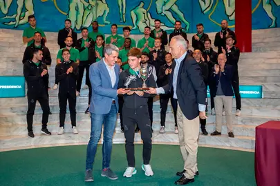 El consejero de Deportes entrega del Trofeo Chisco que concede Radio Nacional de Espa&ntilde;a al futbolista m&aacute;s destacado del Real Racing Club de Santander durante la temporada.