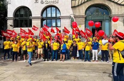 Concentración de los trabajadores de Correos de Cantabria en Santander.
