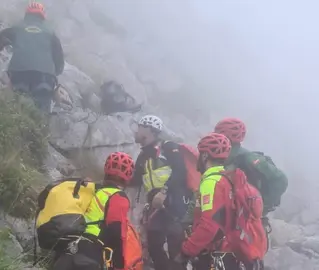 Traslado del accidentado del Pico San Vicente, en Ramales de la Victoria.