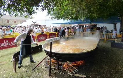 Fiesta de Los Remedios en Meruelo donde se ofreció paella a los asistentes. R.A.