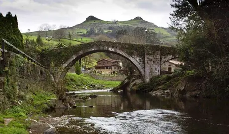 Puente Mayor de Liérganes con los Picos Cotillamón y MIramón al fondo.