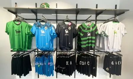 Equipaciones del Racing en la tienda del club.