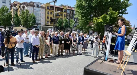Vecinos y concejales se concentraron en la Plaza del Ayuntamiento de Santander.