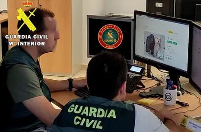 Agentes investigando la estafa online.