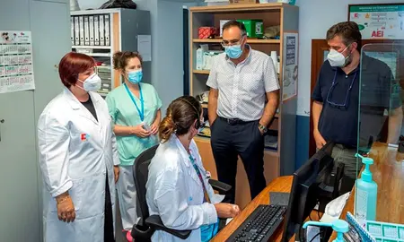 Las autoridades políticas se entrevistaron con los profesionales sanitarios en Potes.